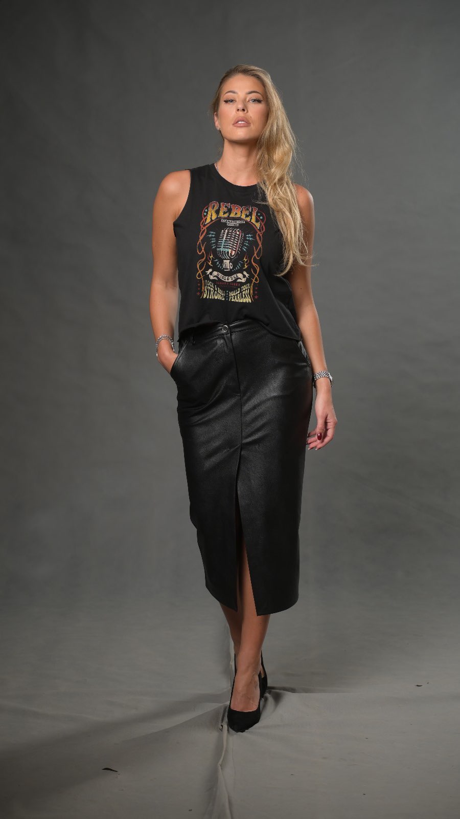 Instagram post by @roxananemes for PINKO. Caption reads: Skin on skin. 🖤
#skirt @pinkoromania 
Do you like....