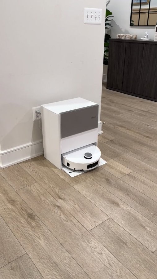 Instagram post by @shwetamalkar0 for Dreame. Caption reads: Meet my new cleaning obsession — the Dreame Aqua10....