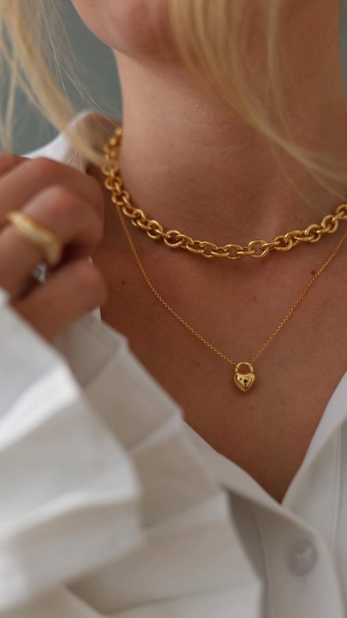 Instagram post by @ashleywalseman for SIF JAKOBS JEWELLERY. Caption reads: What a girl wants 💋 

Valentine’s Day,....