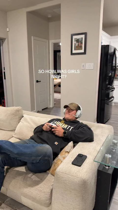 Instagram post by @sarah_donahue023 for Carhartt. Caption reads: [...] #mom #dad #girlsnight @acta.wear @carhartt.