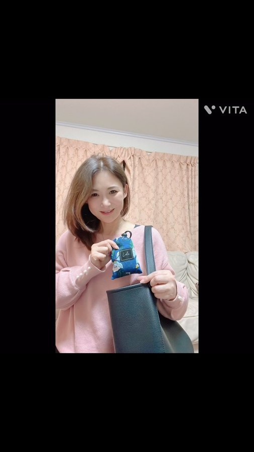 Instagram post by @kaoru.nrun for Lulu.. Caption reads: Lulu.(ルルドット）という名のエコバッグだよ

いつでもどこでも変幻自在で、持ち運びコンパクト！....