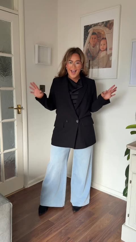 Instagram post by @chelslouuise for Halara. Caption reads: [...] better if the jeans are stretchy !! 🩷....