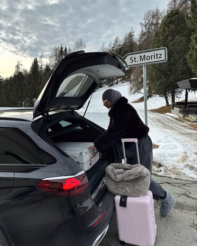 Instagram post by @bbtlb for The Frankie Shop. Caption reads: [...] / Outfit details:
Kürk / Fur:....