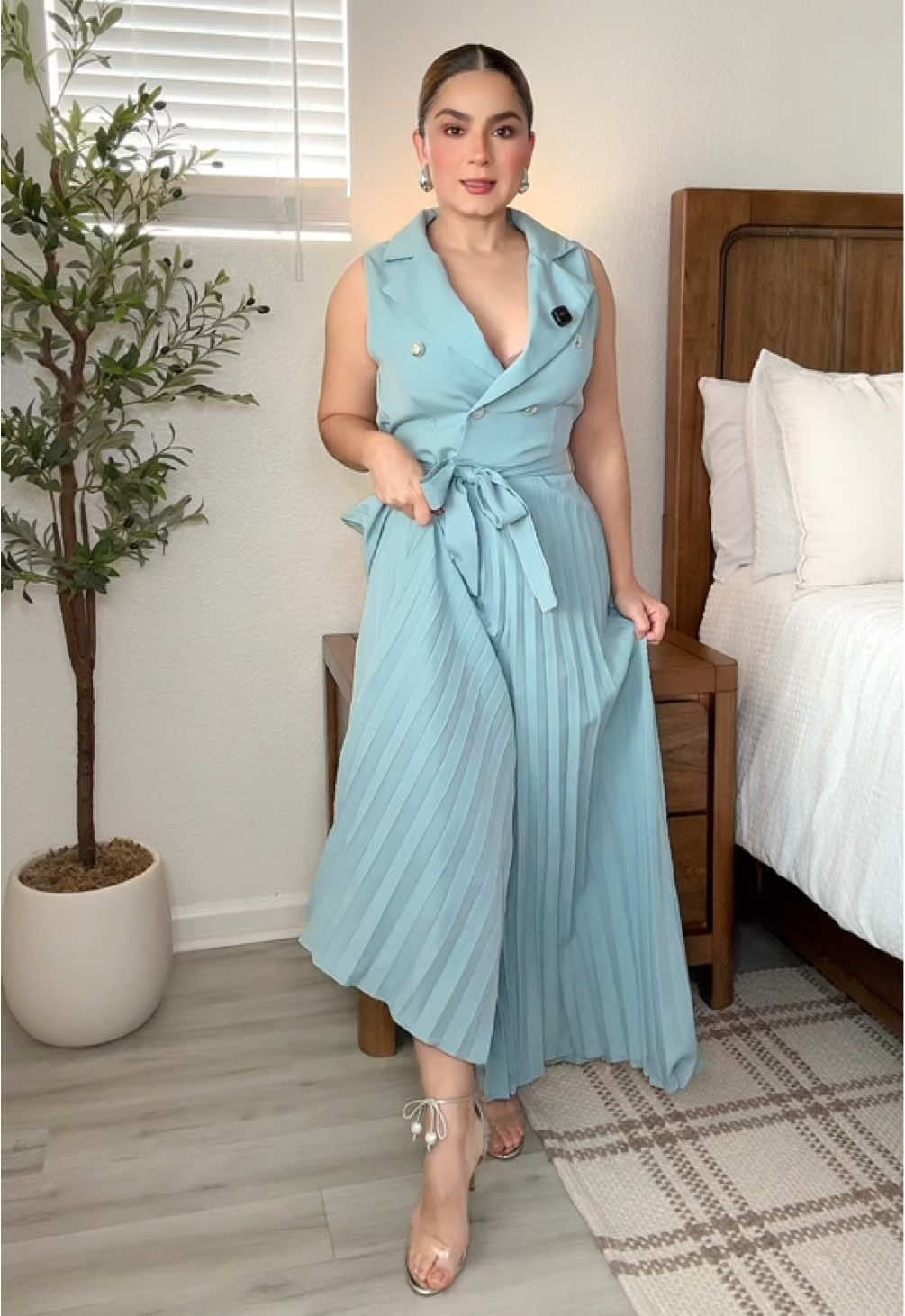 TikTok post by @aburgos02 for ChicMe. Caption reads: [...] #jumpsuit #enterizo #palazzo #chicme....