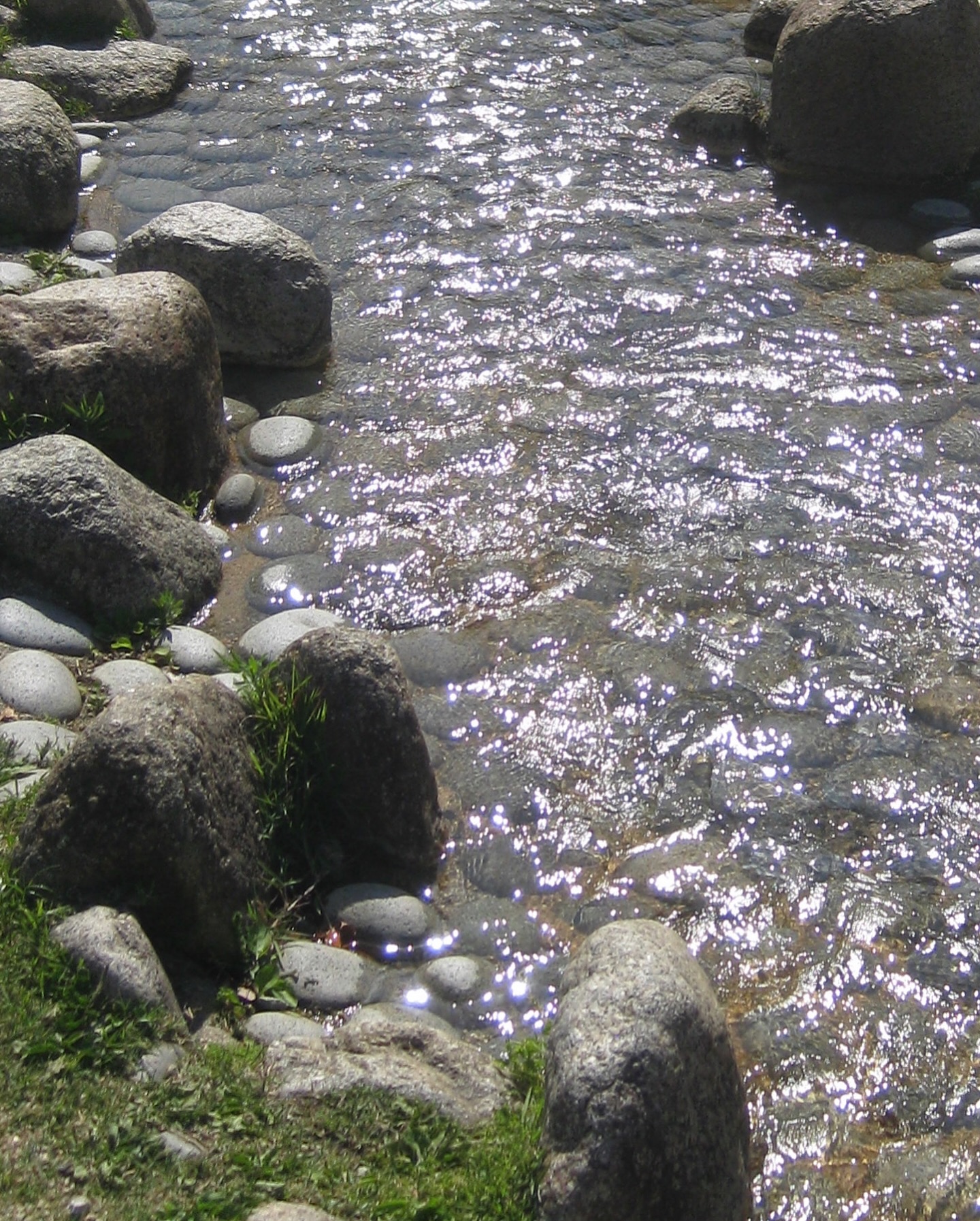 Instagram post by @___k.a.r.i.n___ for MAGNIFF. Caption reads: かがやく川、アイスティー、晴れた日の庭、草原などの要素が詰まった香水だなんて素敵すぎでは...？♡こ....