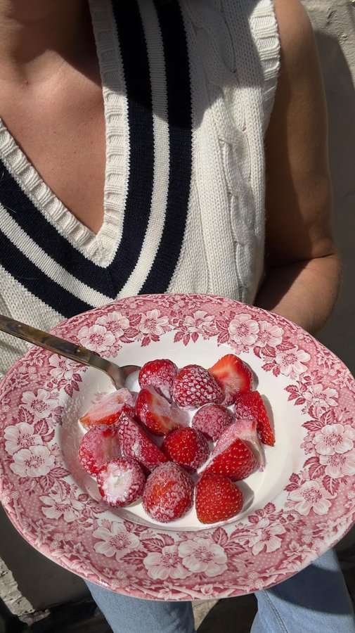 Instagram post by @into.trends for Natvia. Caption reads: 🎾A taste of Wimbledon 🎾

Strawberries & cream —....