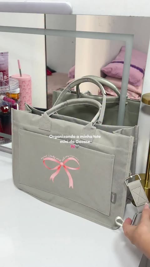 Instagram post by @beatrizcavalcanttee_ for Gocase. Caption reads: Organizando minha tote mini da @gocasebr....