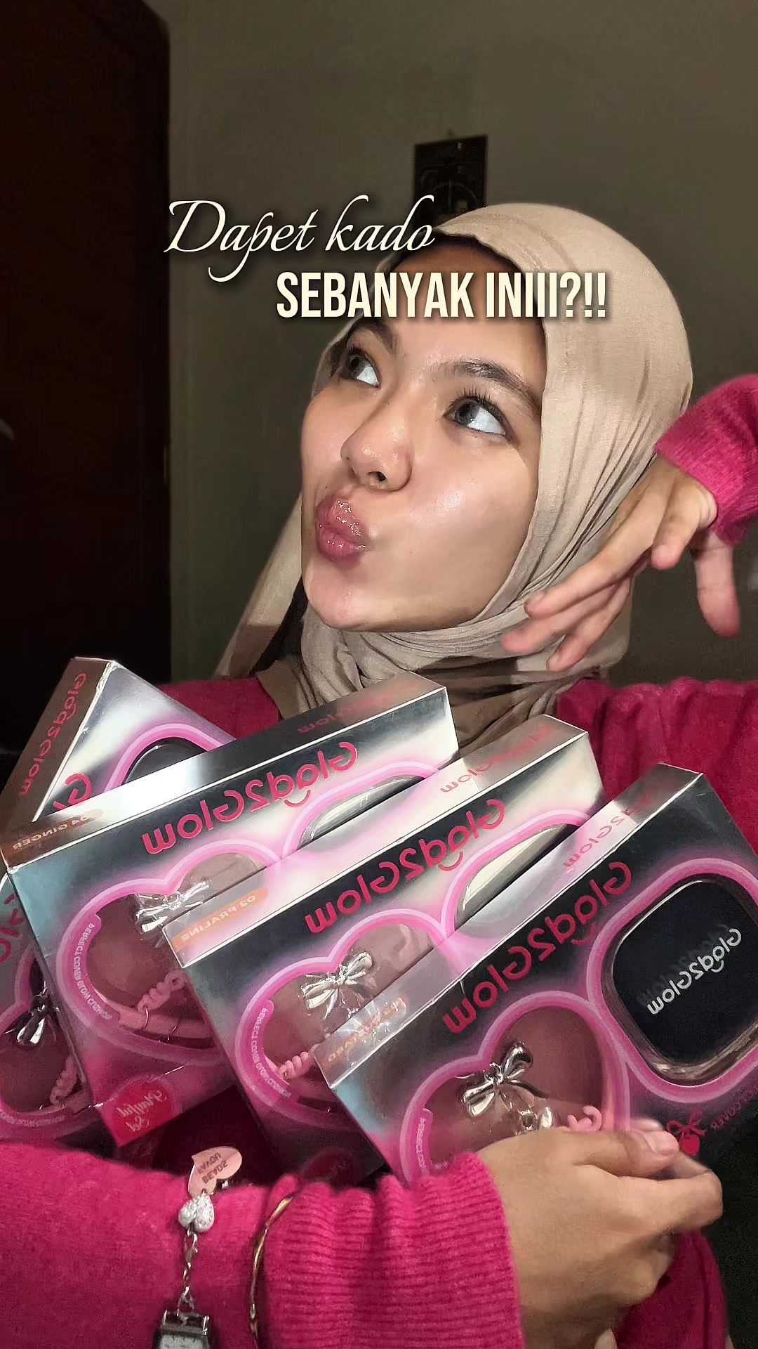TikTok post by @amandacarinn for Glad2Glow Indonesia. Caption reads: dapet cushion gemes + charm multifungsi dalam satu....