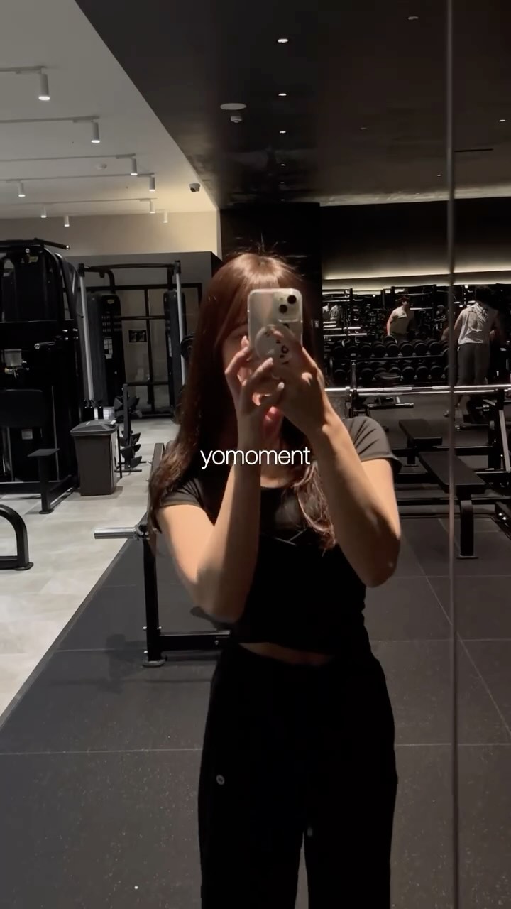 Instagram post by @__me_mf for Yomoment. Caption reads: yomoment🤍 ジョガーパンツが動きやすさ、履き心地、形最高すぎる🐰 [...].