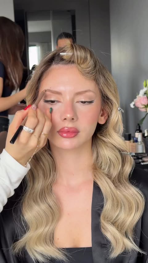 Instagram post by @makeupbusraungan for Benefit Cosmetics. Caption reads: Kullandığım ürünler ; 
@incipient.tr Post-B Face....