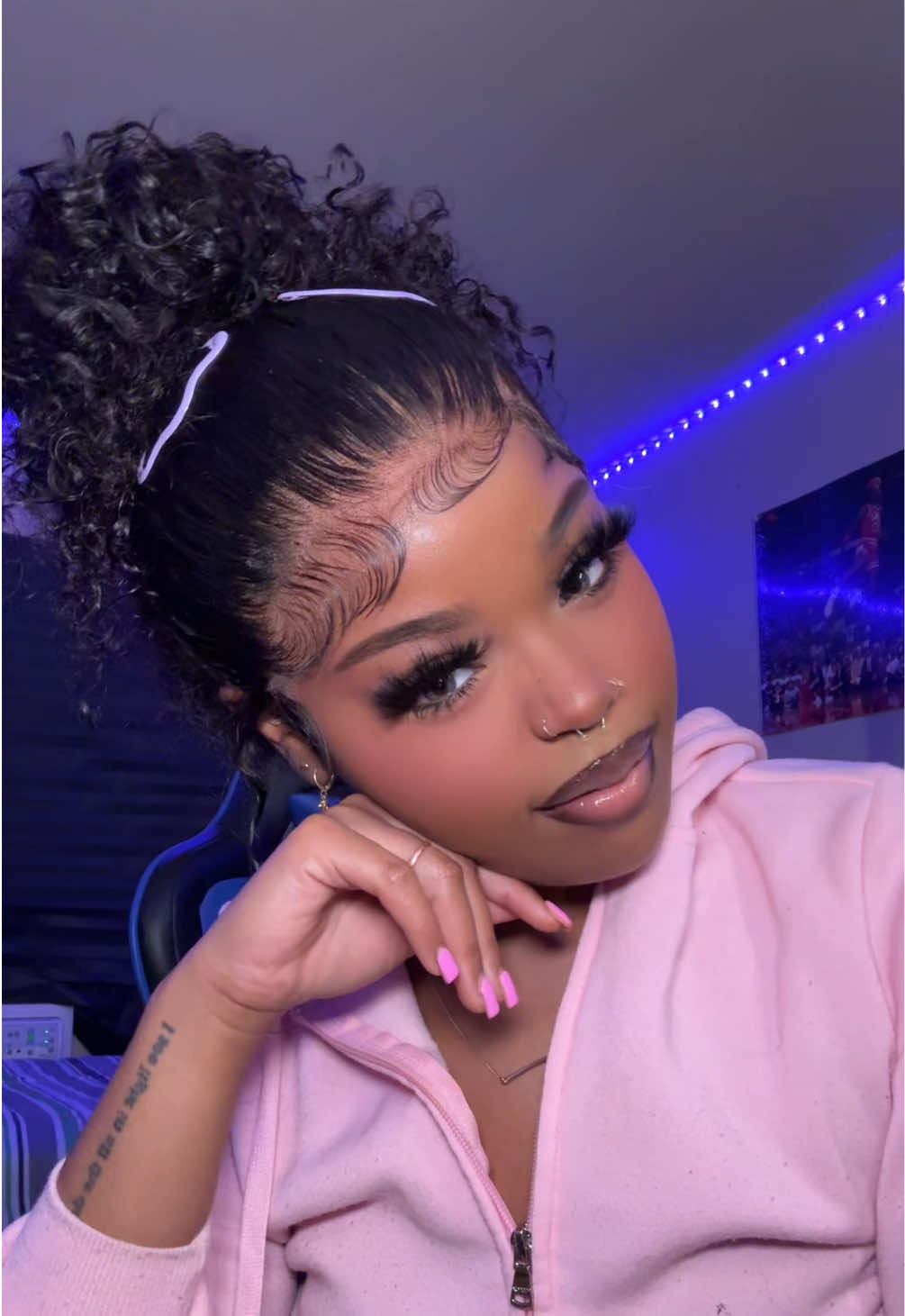 TikTok post by @deeswerv for OQHAIR. Caption reads: they snapped on these 360 wigs😮‍💨🤏🏽 @OQHAIR is....