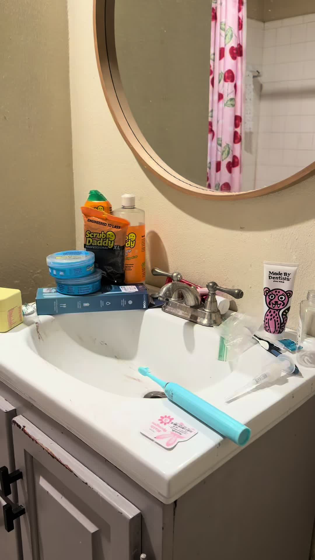 TikTok post by @limpiandocondora for Scrub Daddy. Caption reads: #scrubdaddy @Scrub Daddy #limpiandocondora [...].