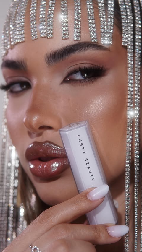 Instagram post by @marinasantozs for Fenty Beauty. Caption reads: Sparkling season ✨💎
@fentybeauty glow hits....