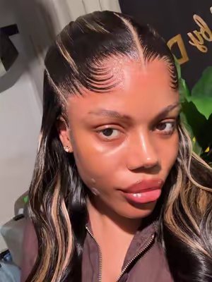 TikTok post by @txzthai for Wowangel. Caption reads: [...] this highlight body wave wig 😍🤏🏾....