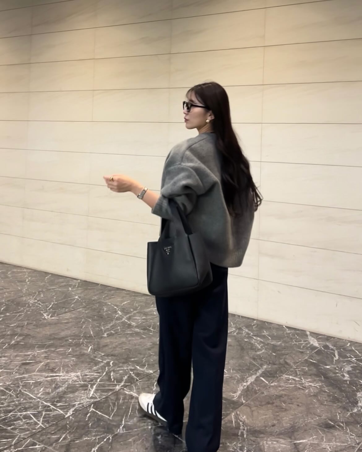 Instagram post by @___honouuu for ELENDEEK. Caption reads: 秋のマストアイテムカーディガン🦭🩶
シルエットとモチっとした生地と好きなグレーの色味と、私の好き....