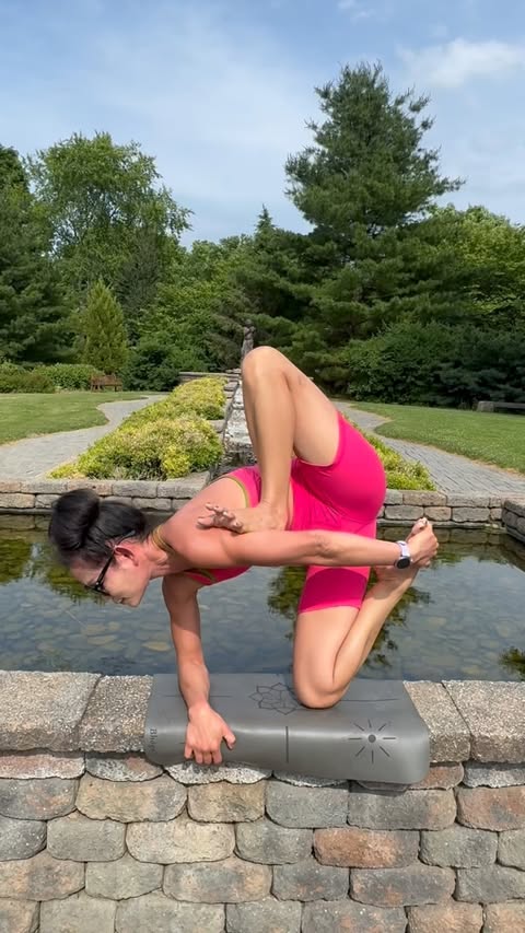 Instagram post by @frog_natureyogi for Alo Moves. Caption reads: Day 6 #alogamestime #armbalancepose Hosts....