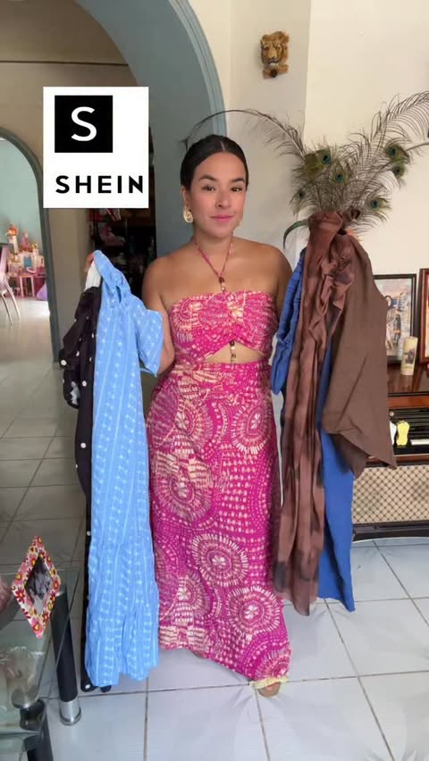 Instagram post by @mina1689hm for Shein. Caption reads: Promoción de abril en SHEIN 🤩 Cyber Aura: Haz....