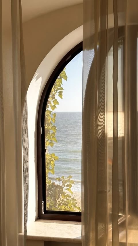 Instagram post by @putrighafar for Aveeno. Caption reads: Lagi pusing sama kulit si kecil yang sensitif —....