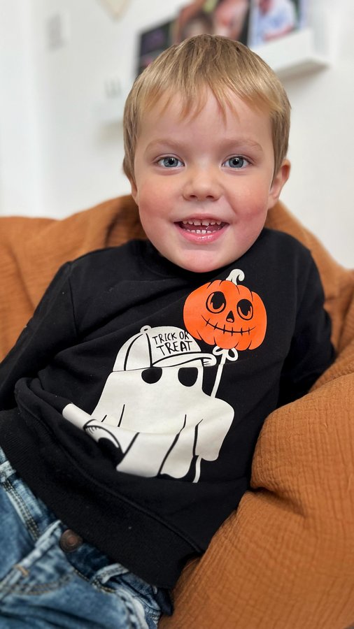 Instagram post by @bronnenrichards for MiniOlie. Caption reads: ad Spooky sweaters 🎃👻

How stinking adorable are....