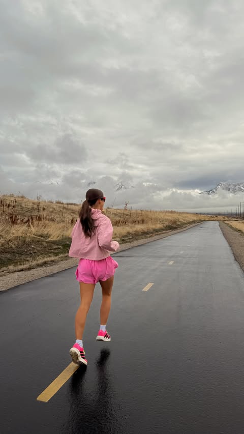 Instagram post by @isabellejensennn for Bloom Nutrition. Caption reads: my favoriteeee dinner especially during marathon....