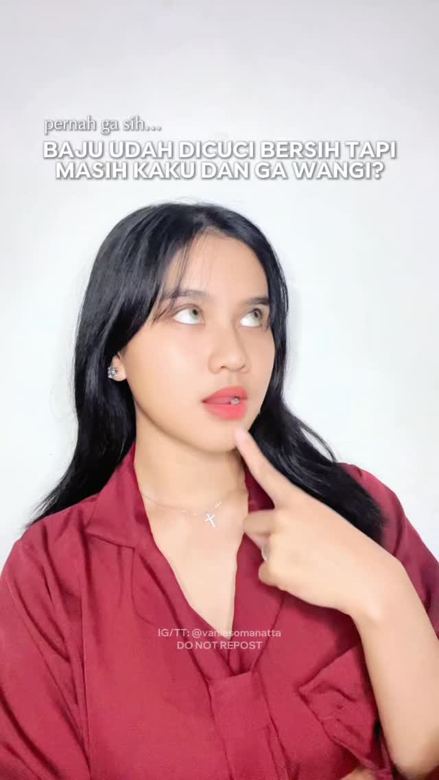 Instagram post by @vaniasomanatta for Alfamart. Caption reads: [...] by SoKlin Hot Summer. Yuk beli di Alfamart....