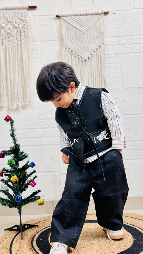 Instagram post by @itskaveer for Hopscotch. Caption reads: NYE Outfit Inspo @hopscotch.in in way
Use my code....