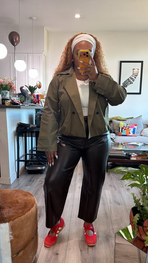Instagram post by @dlolo for Stitch Fix. Caption reads: [...] why I enjoyed my experience with @StitchFix.....
