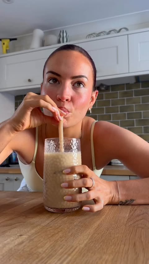 Instagram post by @mollyava_ for Esn. Caption reads: HEAVEN. No really it’s so good. 

110 cals and 21g....