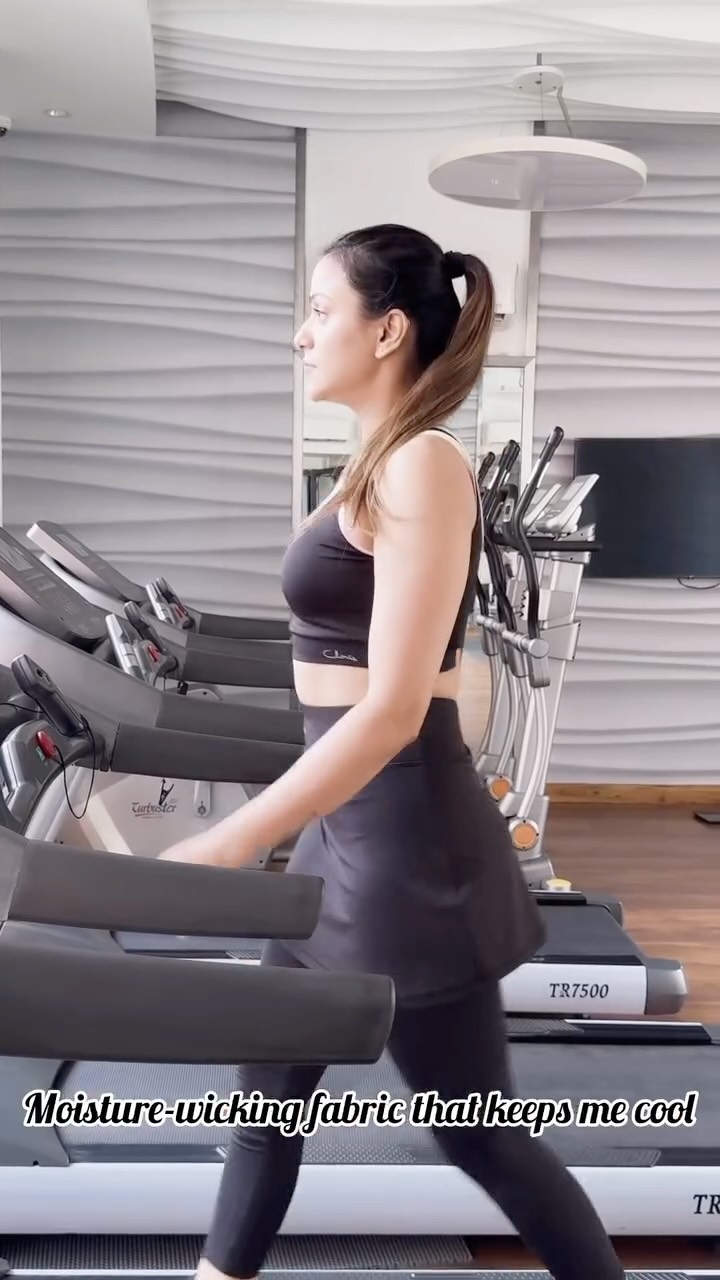 Instagram post by @the_style_mermaid for Clovia. Caption reads: [...] 💪🏻
Step up your fitness game with Clovia....