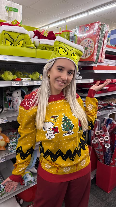 Instagram post by @carolinamunhoz for CVS. Caption reads: Time to get the final presents for friends and....