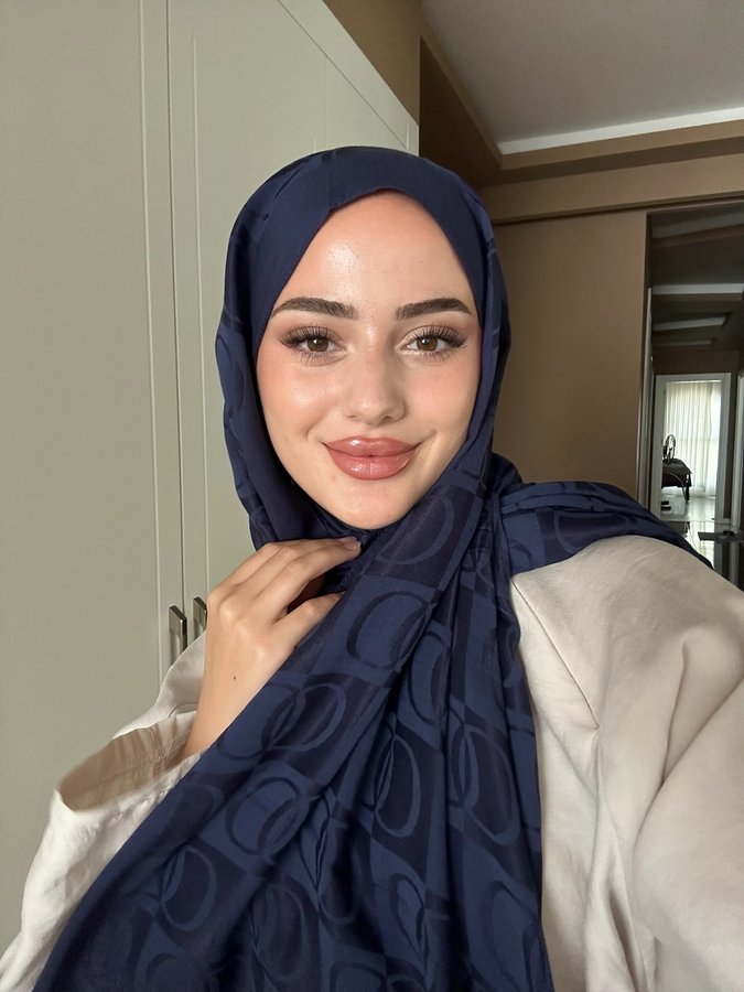 Instagram post by @iremerogly for Imannoor. Caption reads: 🫐✨🖤
#reklam.