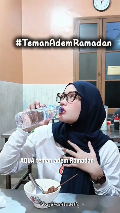 Instagram post by @ayuhanisasella for Sehat AQUA. Caption reads: [...] beli AQUA edisi Ramadan inii?? 😍😍....