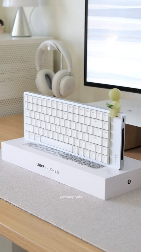 Instagram post by @whitepixels for LOFREE. Caption reads: [...] I’m showcasing the Flow 2 keyboard by....