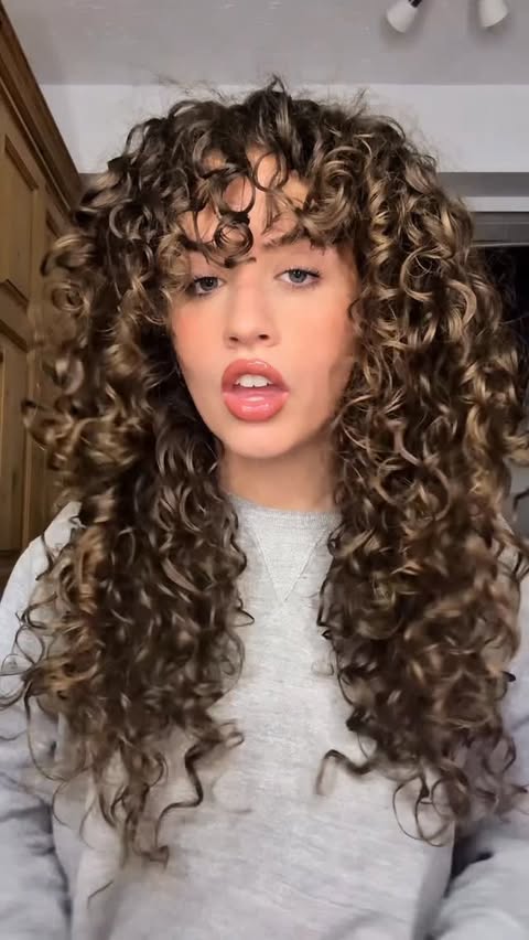 Instagram post by @libsherratt for DESIGNME Hair. Caption reads: [...] my curls so so well!!! Products all....
