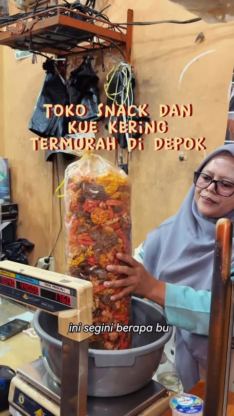 Instagram post by @mamberdua_ for Food In Hands. Caption reads: TOKO SNACK BUAT STOK LEBARAN DI DEPOK 🤩 Buat....