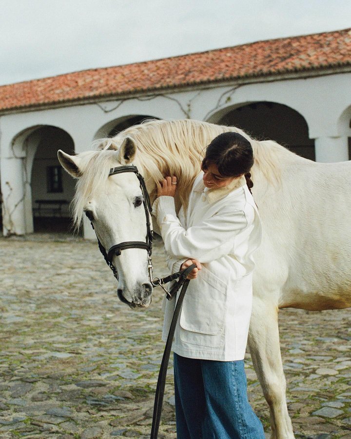 Instagram post by an influencer for J.Crew. Caption reads: [...] de março fechando o inverno. @jcrew #injcrew....
