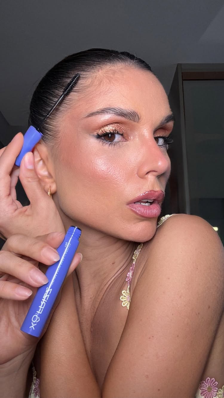 Instagram post by @flavia_viana for Forever Liss. Caption reads: Vocês me enviaram esse delineador que promete....