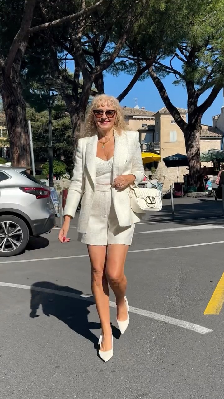 Instagram post by @lilijanakastelic for Cosyisland. Caption reads: Can confidence start with a pair of heels?
I say....