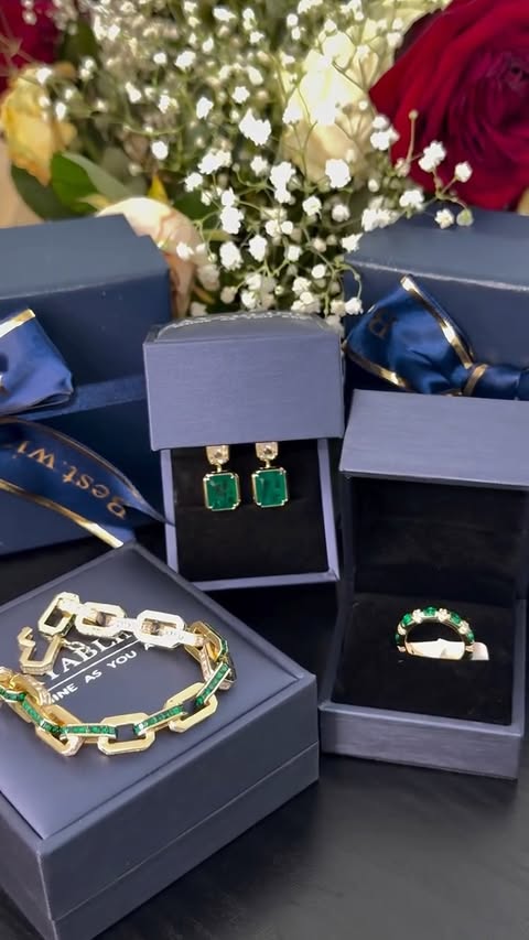 Instagram post by @suareza_shameti for Sayabling Jewelry. Caption reads: [...] 💖 🔗 #JewelryLover #ElegantStyle....