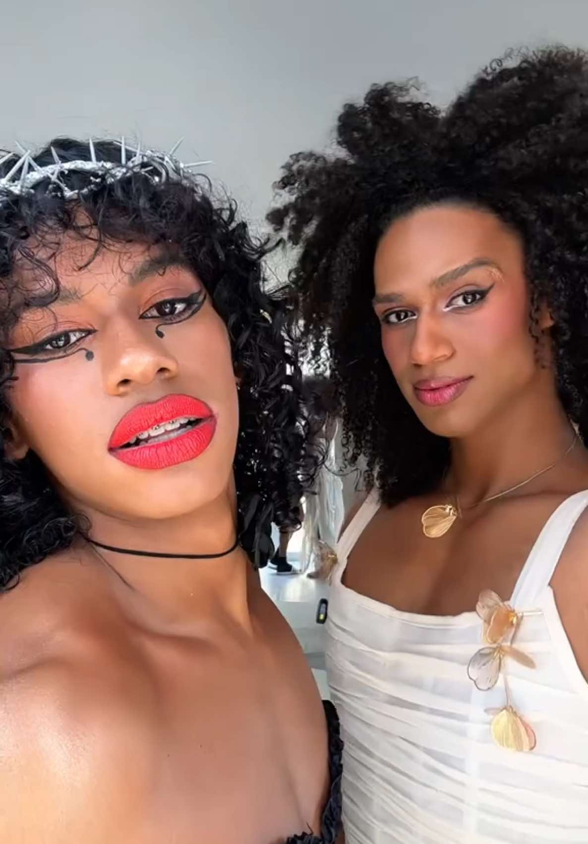 TikTok post by @murilorran for Avon. Caption reads: Arrume-se com a gente pra ir ao show da Mother....