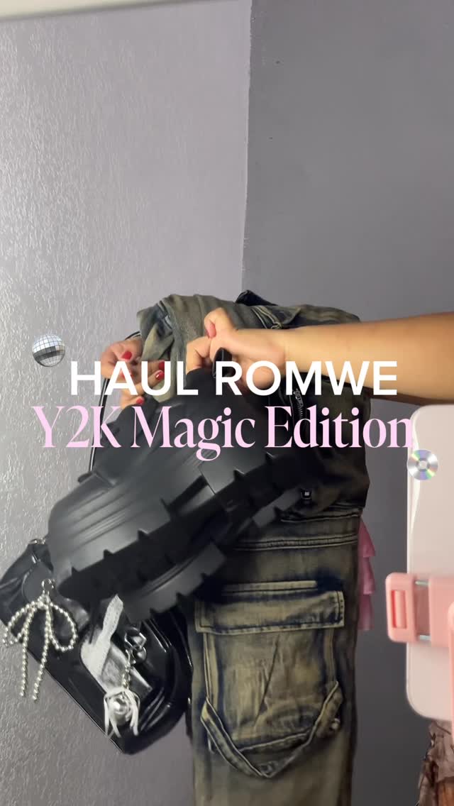 Instagram post by @bbycieelo for ROMWE. Caption reads: 🪩baby, i’m living my y2k fantasy🫧

llegó mi....