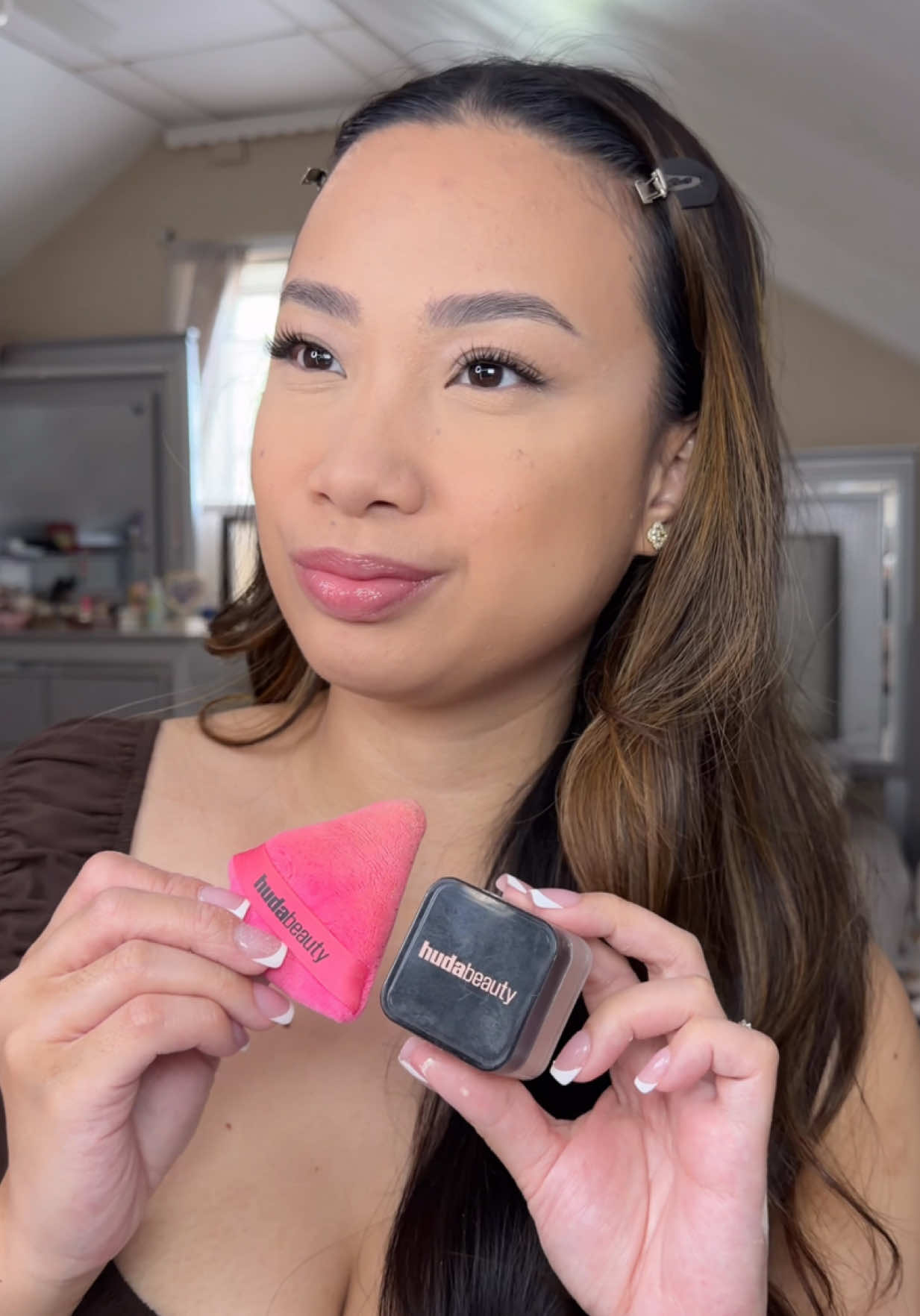 TikTok post by @anjane.xo for Huda Beauty. Caption reads: @Huda Beauty easy bake loose setting [...].