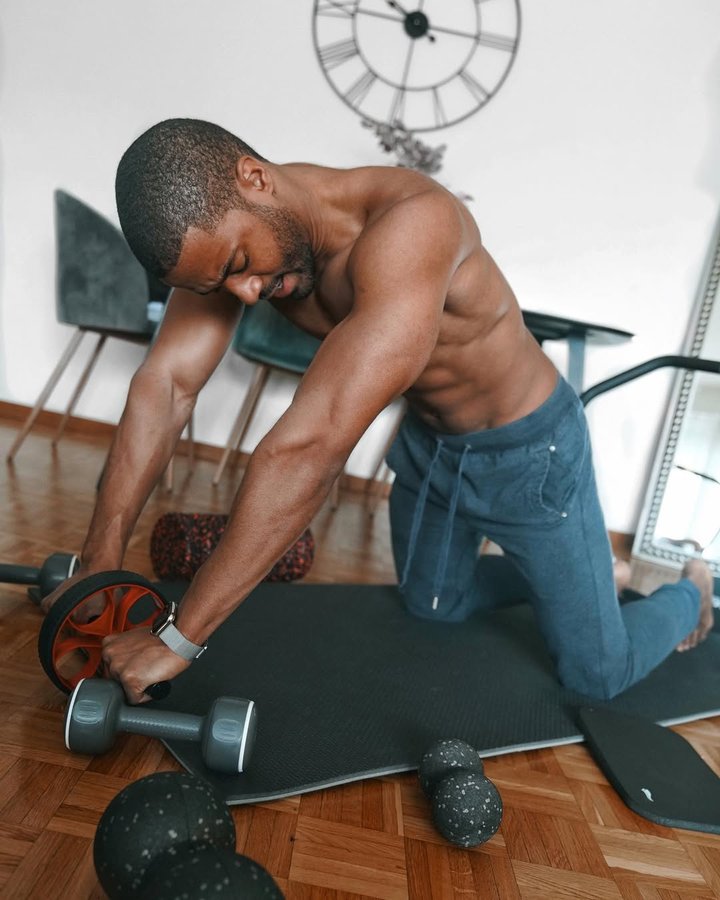 Instagram post by @mauricetyrell for lidlch. Caption reads: [...] 💥Core Strength for Tight Abs #LIDLCh #Home....