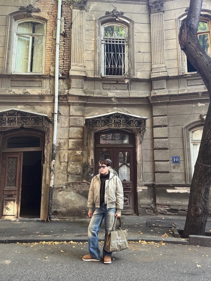 Instagram post by @alperrol for Marc Jacobs. Caption reads: Fall in the city I love. 🍂🤎
#reklam.