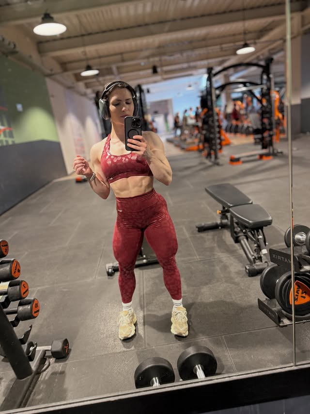 Instagram post by @lisa_msw_ifbbpro for ESN. Caption reads: [...] 💋 ————————————————— Werbung* @esncom -....