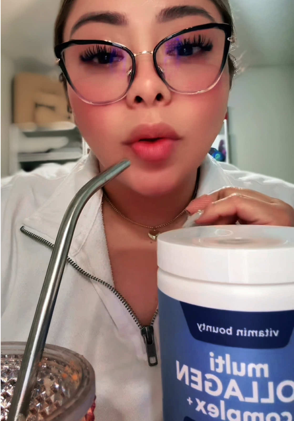 TikTok post by @isamaralvarengadezepeda for Vitamin Bounty. Caption reads: [...] #skincare #hair #huesosfuertes @Vitamin....
