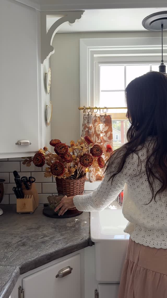 Instagram post by @everythingerin for Afloral. Caption reads: [...] right in the kitchen window 🍂 these....