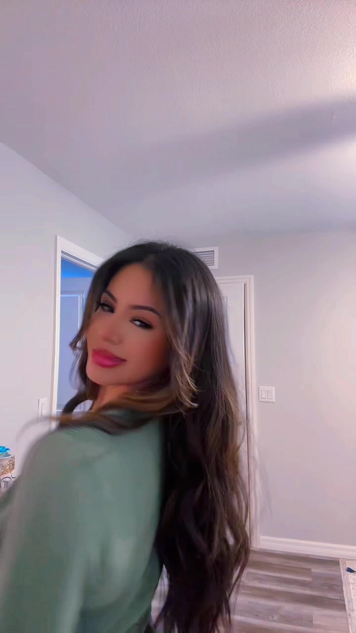 TikTok post by @annahernandexo for Kookastyle Hair Extensions. Caption reads: [...] with these hair extensions! @kookastyle hair....