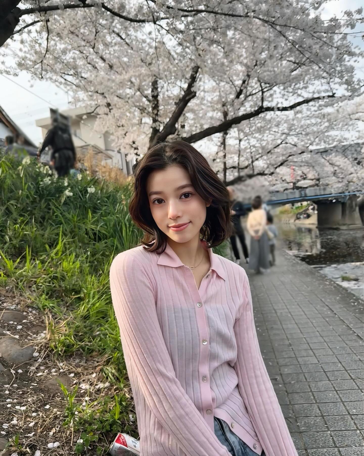 Instagram post by @nakayamario for Iris Ohyama. Caption reads: 🌸

お花見間に合った😉🫶🏻
五条川の桜、こんなに長いと思ってなかった！

暑いくらいのお天....