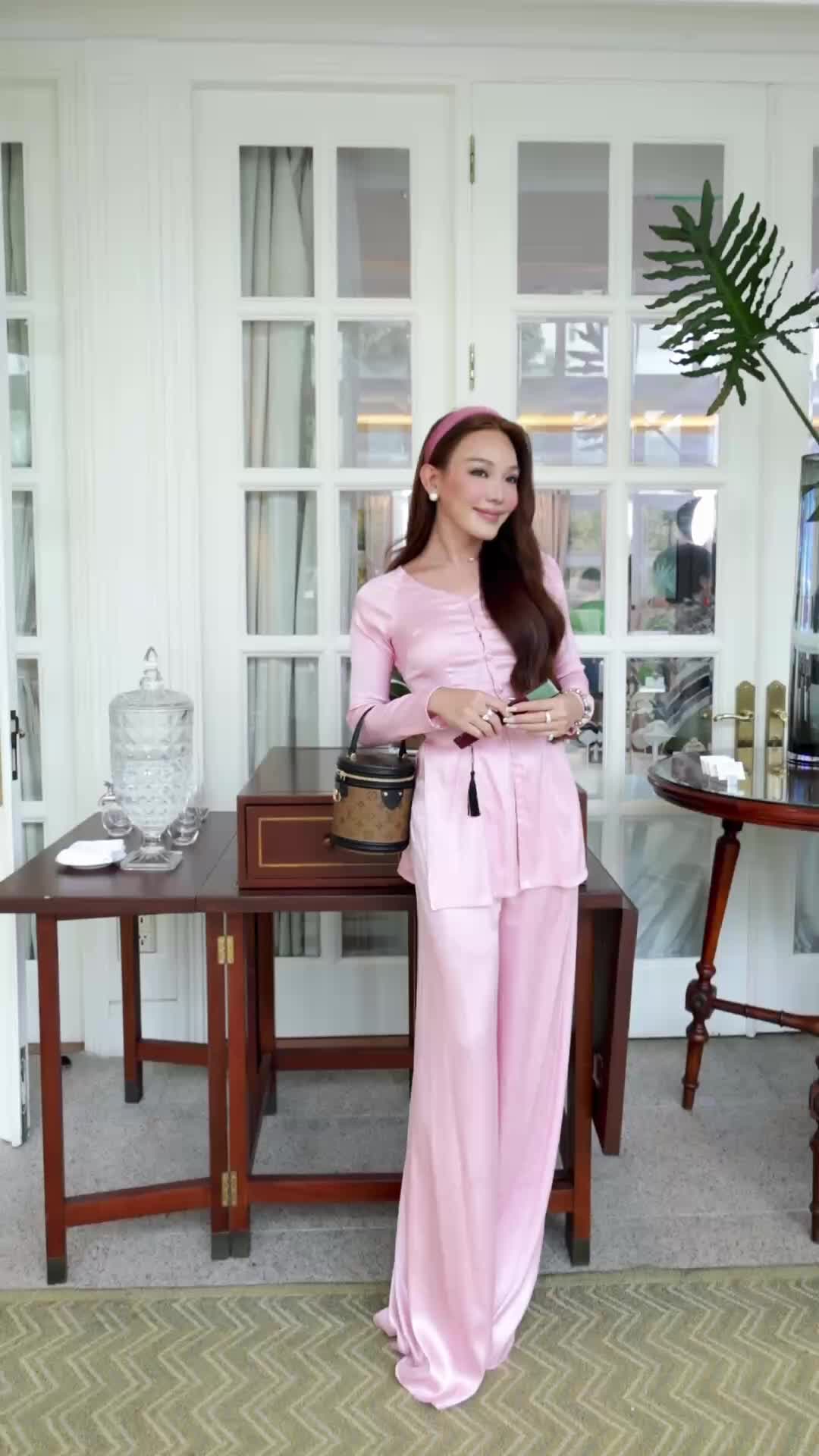 TikTok post by @khaduyle for Florasis. Caption reads: [...] có giveaway cho các bác ạ 💕 #HoaTayTu....